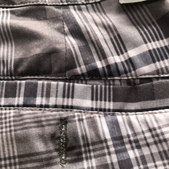 The North Face Gray Plaid Men's Shorts- size 32 - preloved - Picture 7 of 9